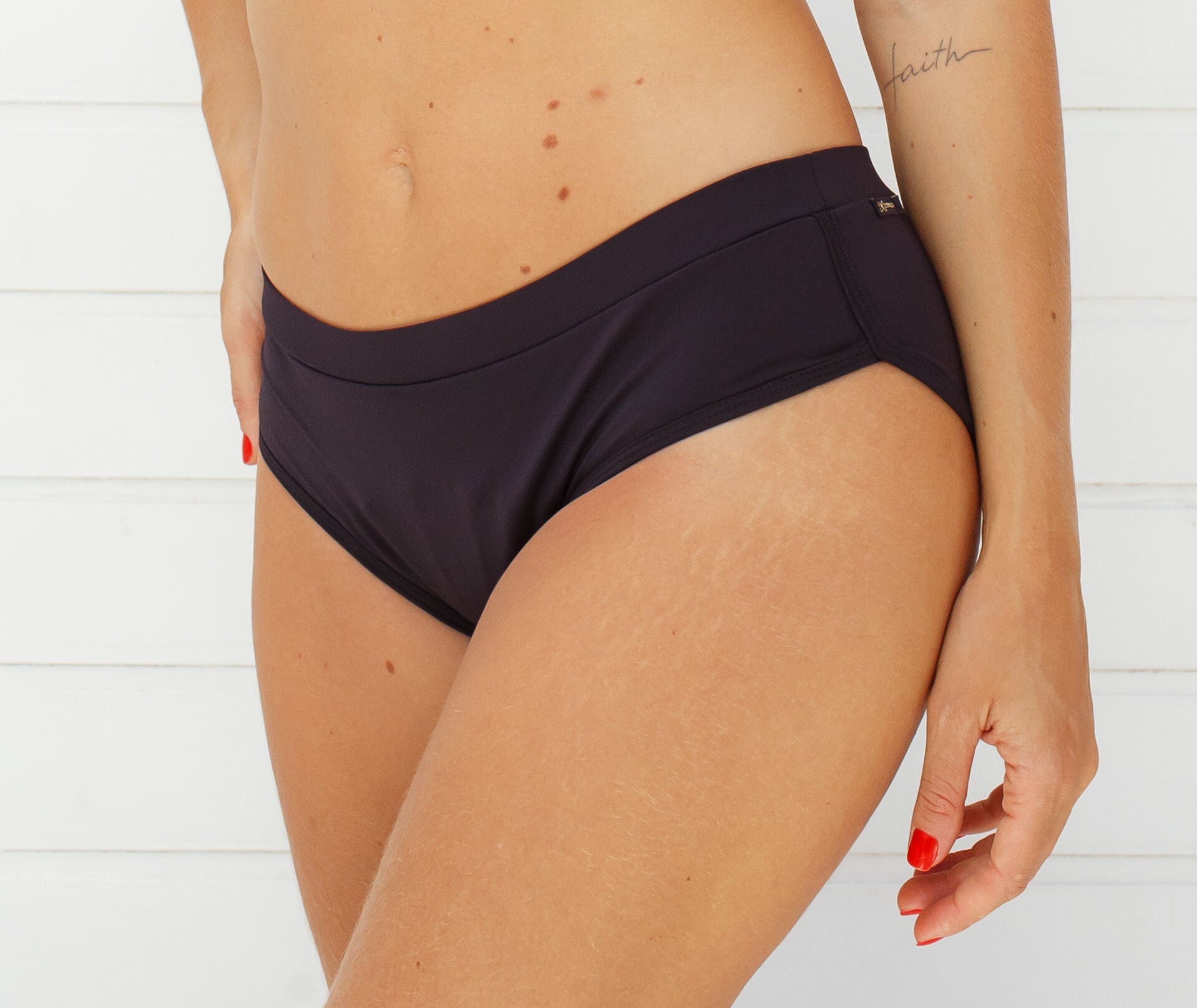 Gaia - Calcinha Absorvente e Biquíni Menstrual - Fluxo Moderado - Preto