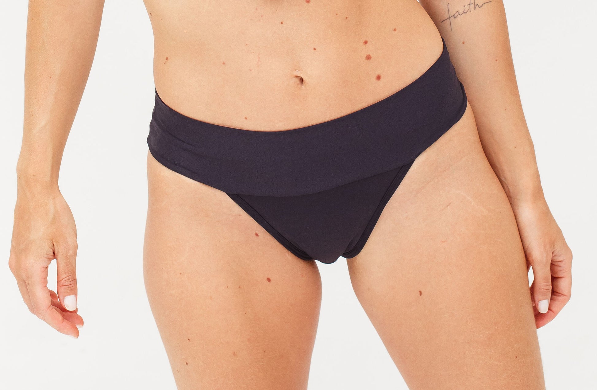 Acácia - Calcinha Absorvente e Biquíni Menstrual - Fluxo Leve - Preto