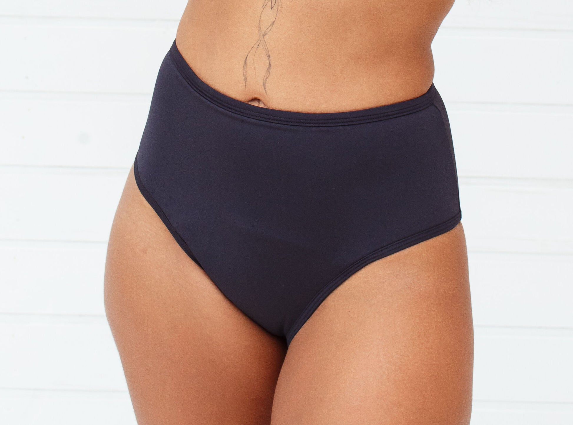 Amazonita - Calcinha Absorvente e Biquíni Menstrual - Hot Pant Fluxo Intenso + Bolsinha de Gel - Preto