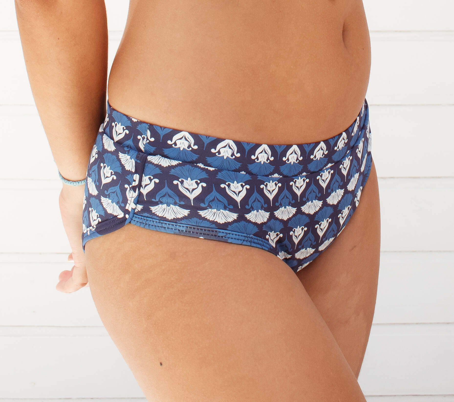 Gaia - Primeiros Ciclos - Calcinha Absorvente e Biquíni Menstrual - Fluxo Moderado - Maui