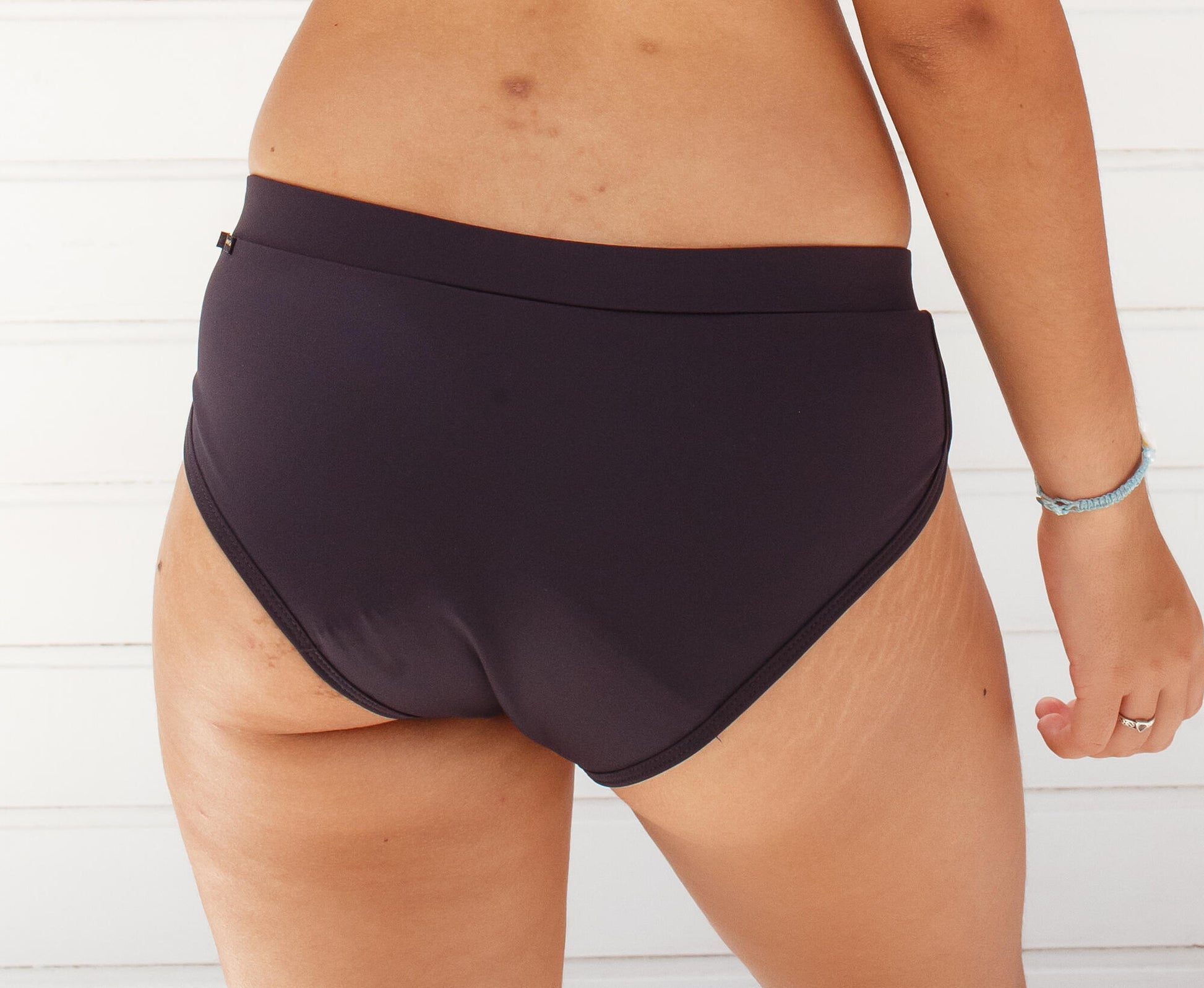 Gaia - Primeiros Ciclos - Calcinha Absorvente e Biquíni Menstrual - Fluxo Moderado - Preto