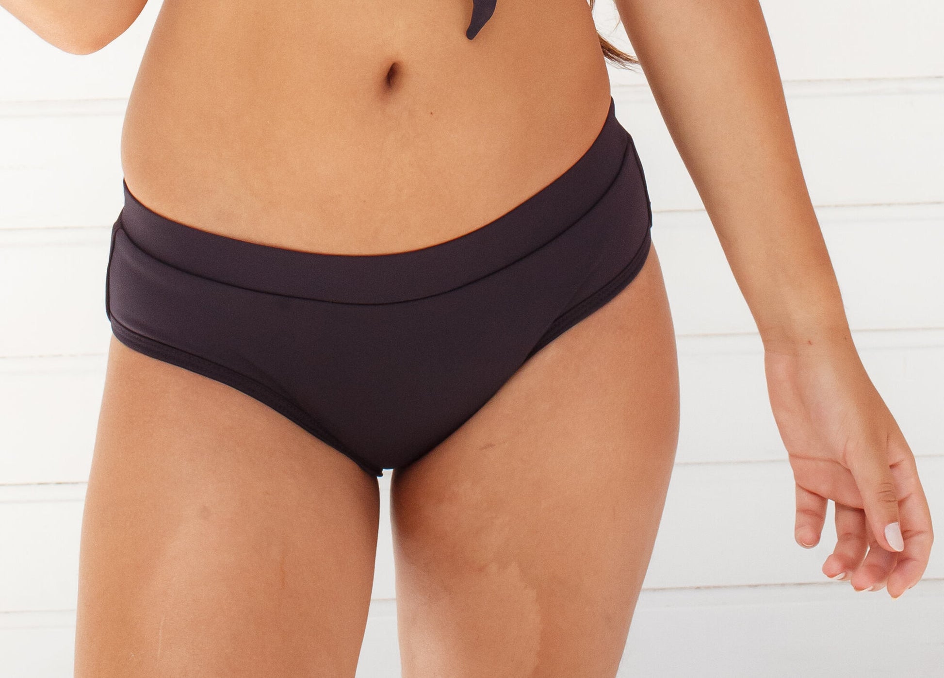 Gaia - Primeiros Ciclos - Calcinha Absorvente e Biquíni Menstrual - Fluxo Moderado - Preto